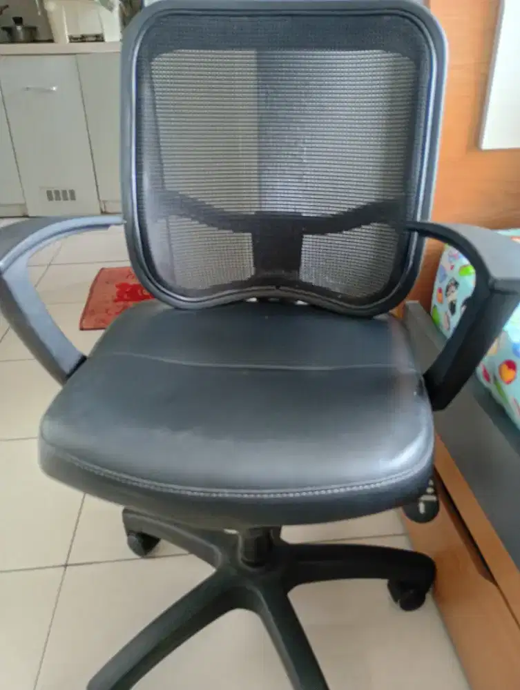 Dijual Kursi manager atau kursi komputer kondisi minus