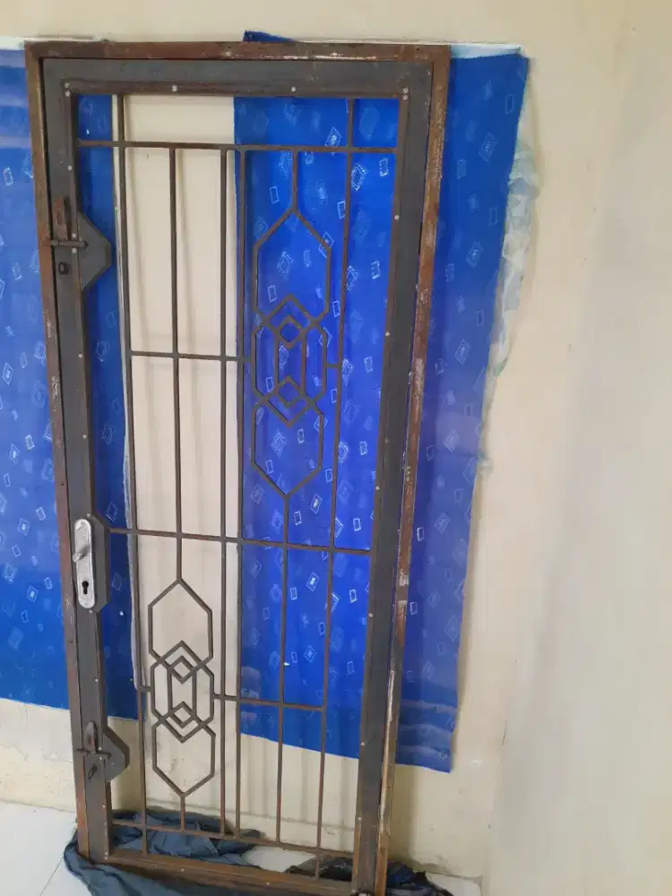 Pintu besi besar, berat ,pakaian pribadi.