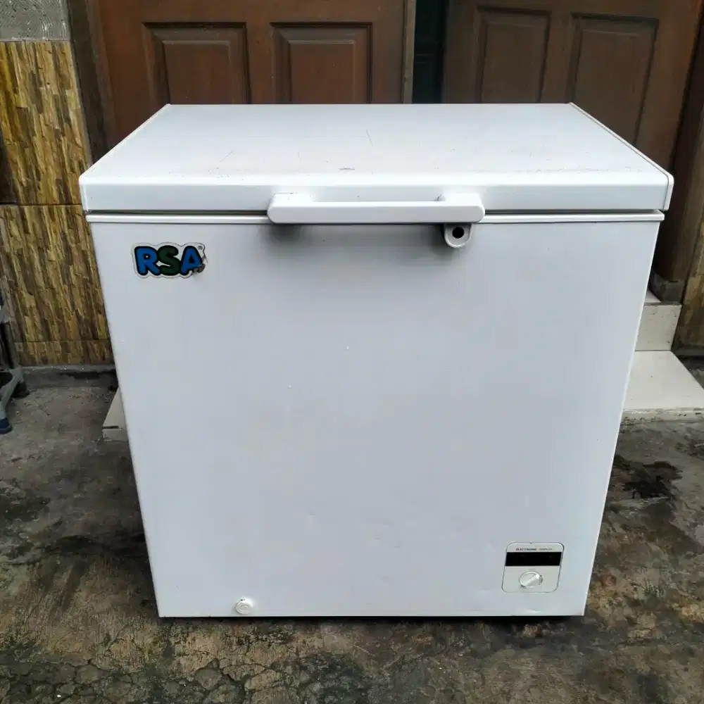 Jual frizer box merk  RSA ukrn 210L kondisi normal pemkin pribadi