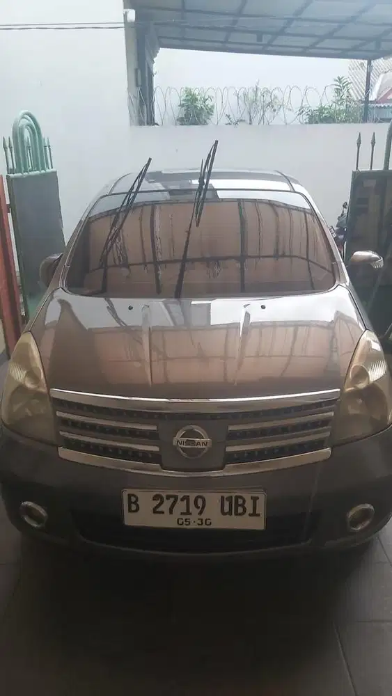 Dijual Nissan Grand Livina XV Ultimate Matic tahun 2011 Abu-Abu