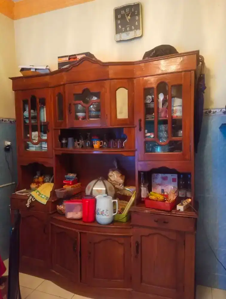 Bufet Tingkat Jati Tua