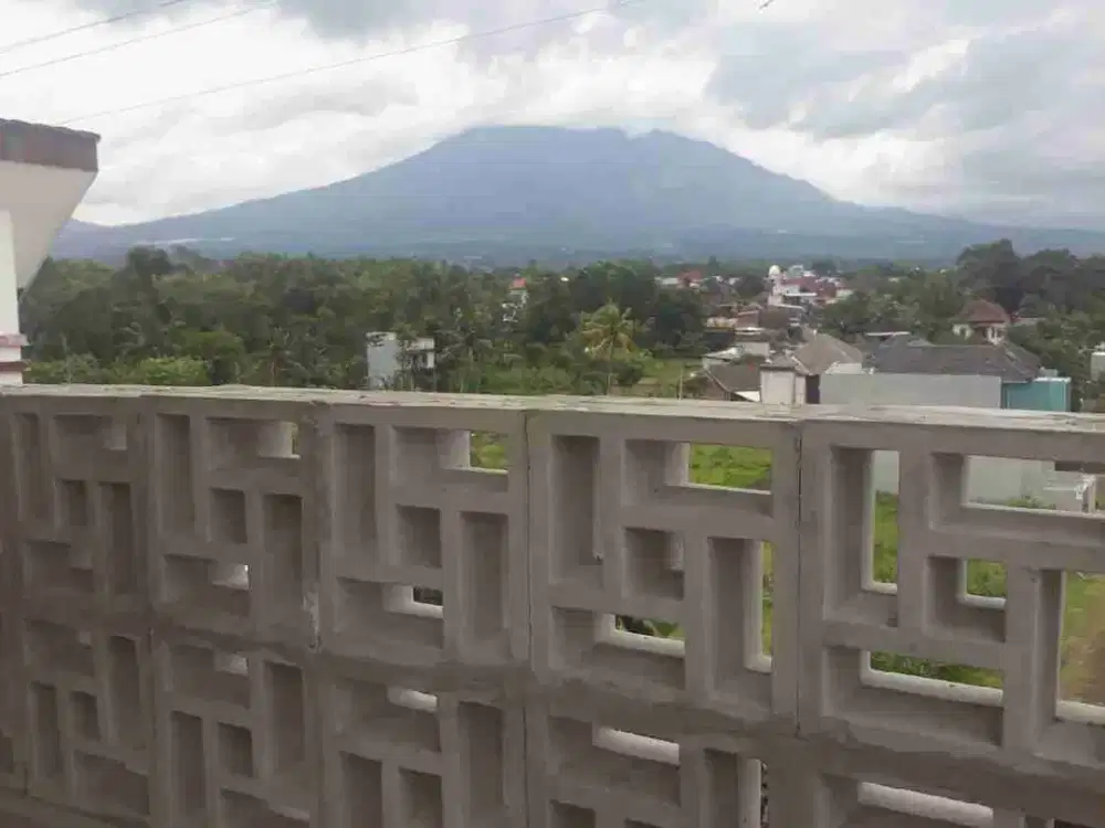 Dijual rumah murah 3 lantai view gunung dekat Kampus UMM Muhamadiyah Malang.