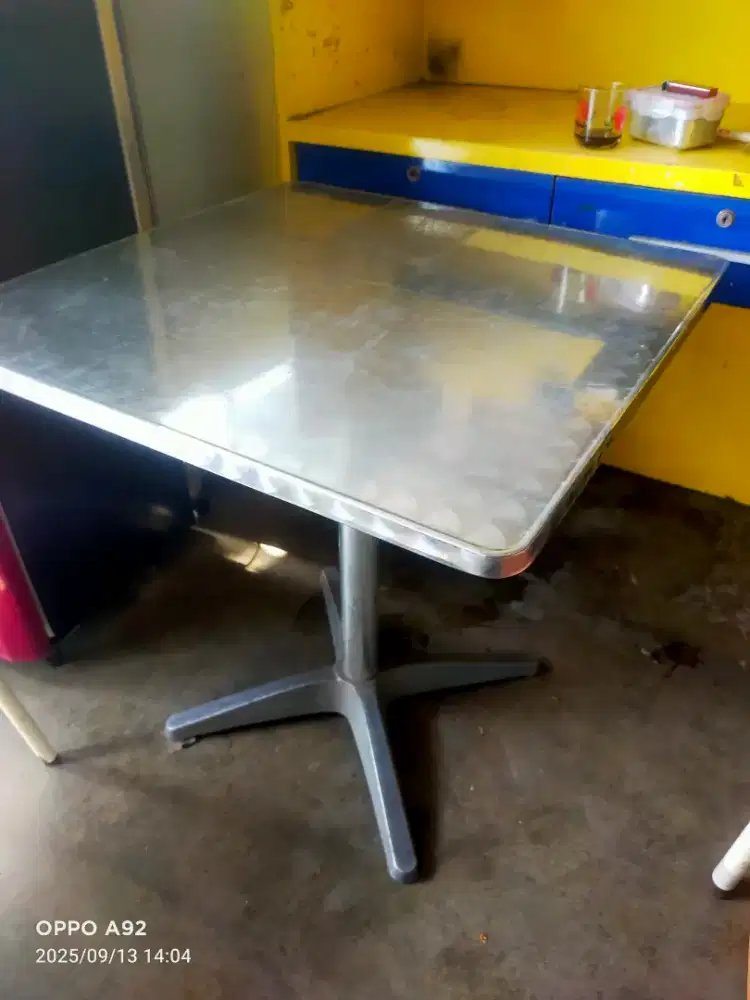Meja stainlis dan meja bulat besi