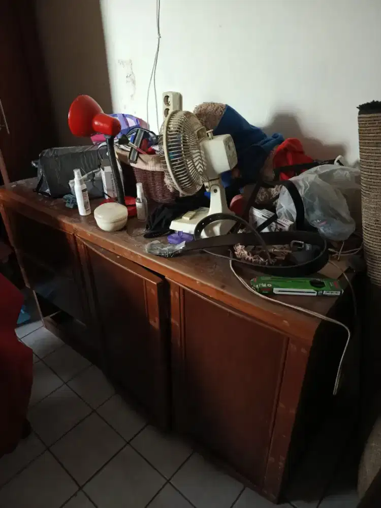 Lemari Pakaian Pajangan Bekas