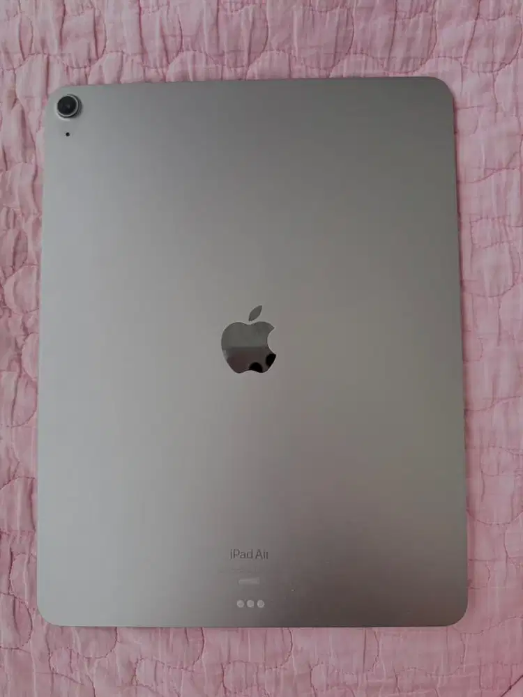 WTS iPad Air M3 13″ Wi-Fi 128GB + Logitech Combo Touch Keyboard Case