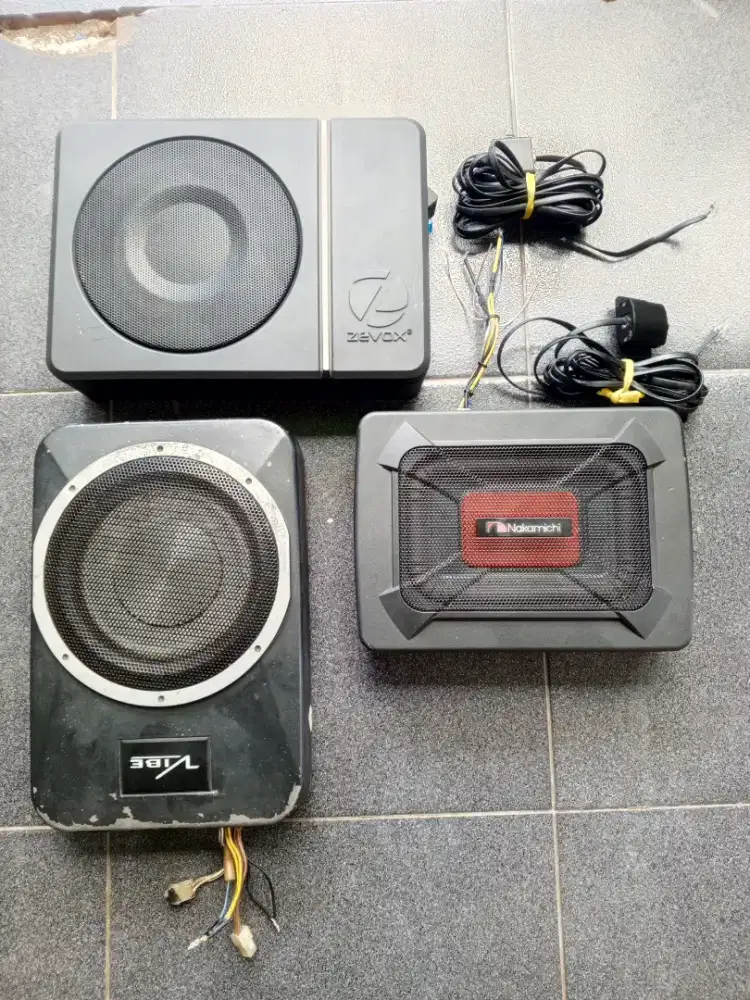 Subwoofer Kolong Audio Mobil