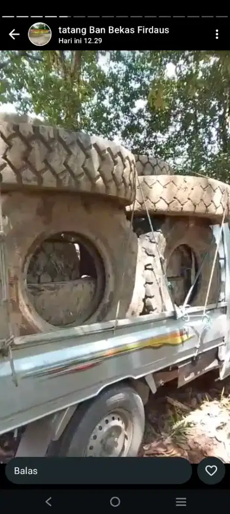 Buruh bongkar muat ban bekas