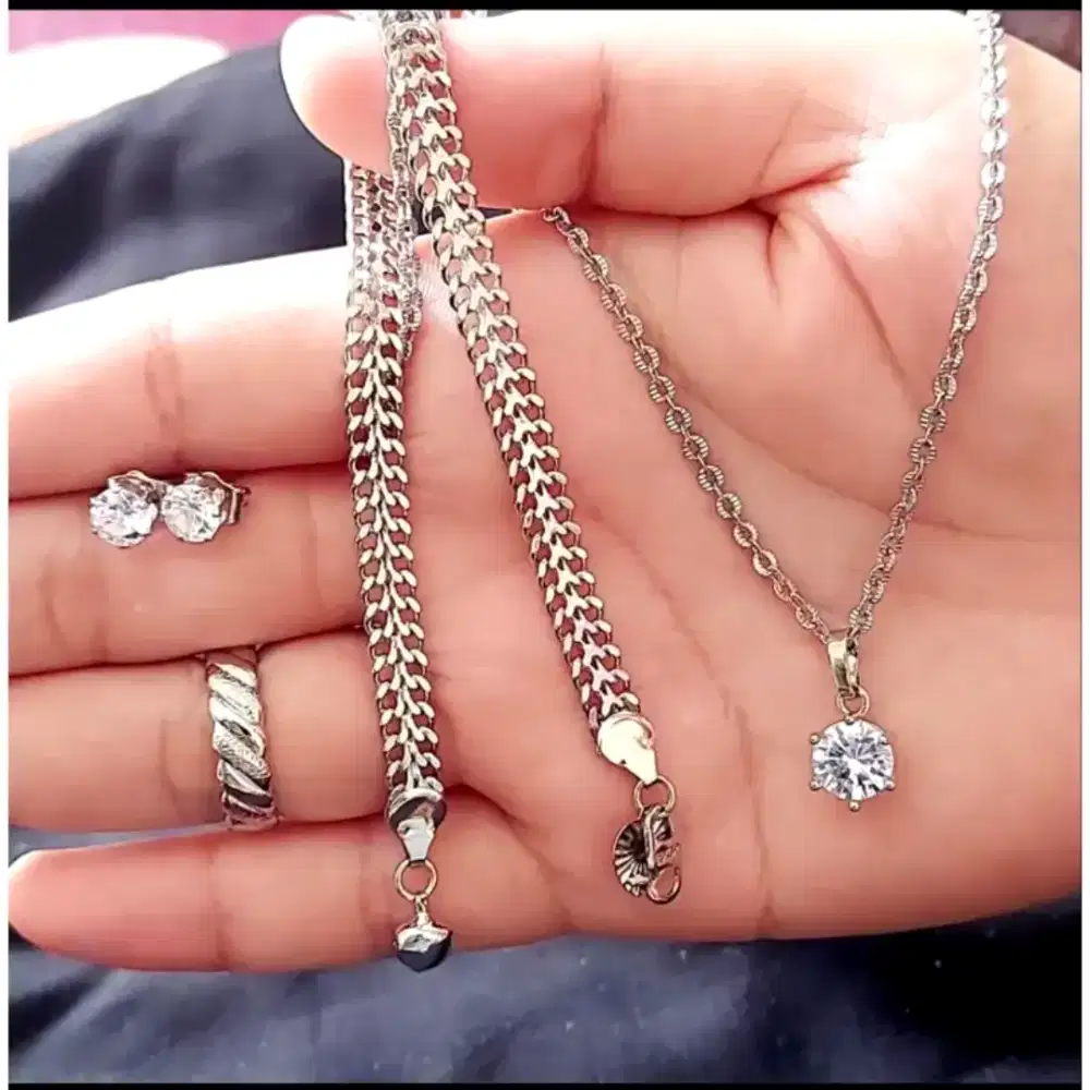 Satu set perhiasan lengakap