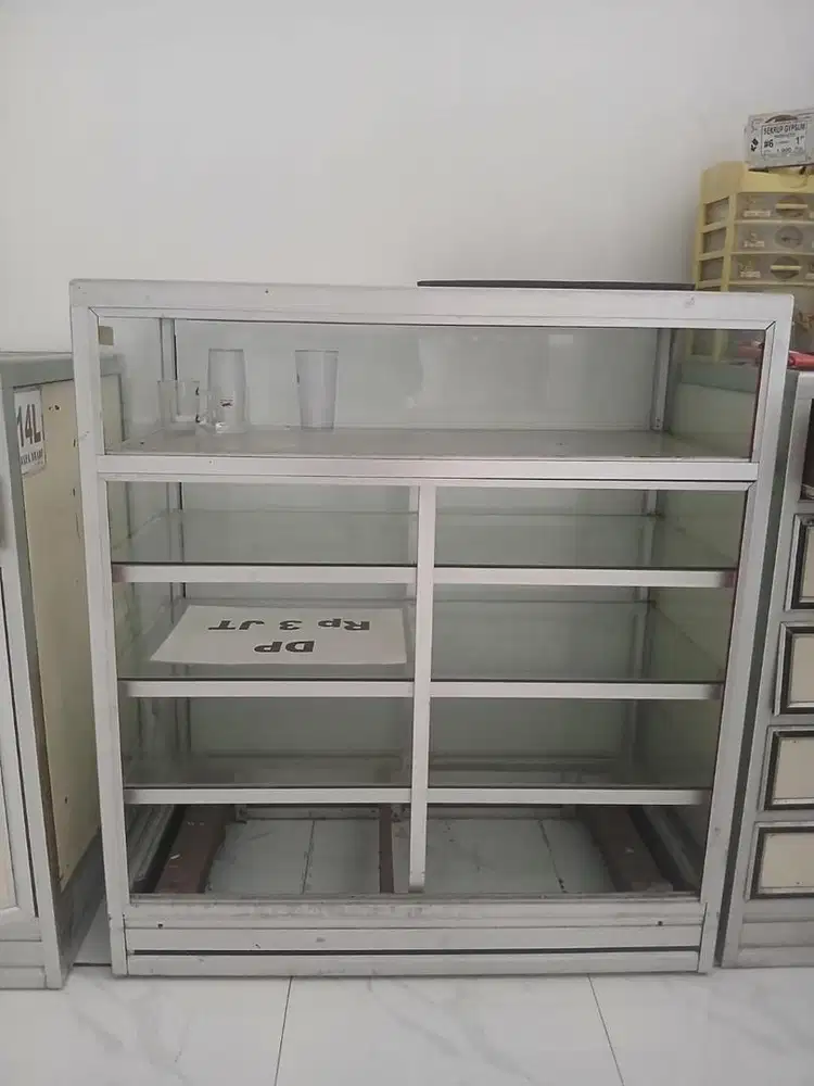 Lemari etalase bekas