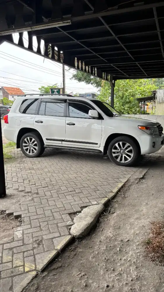 Toyota Land Cruiser VX 200 Full Spec ATPM