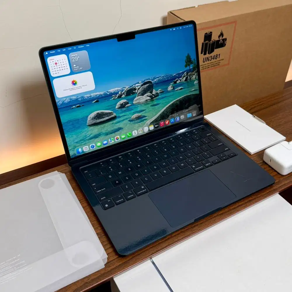 MacBook Air 13 inch M3 iBox Resmi Fullset likenew