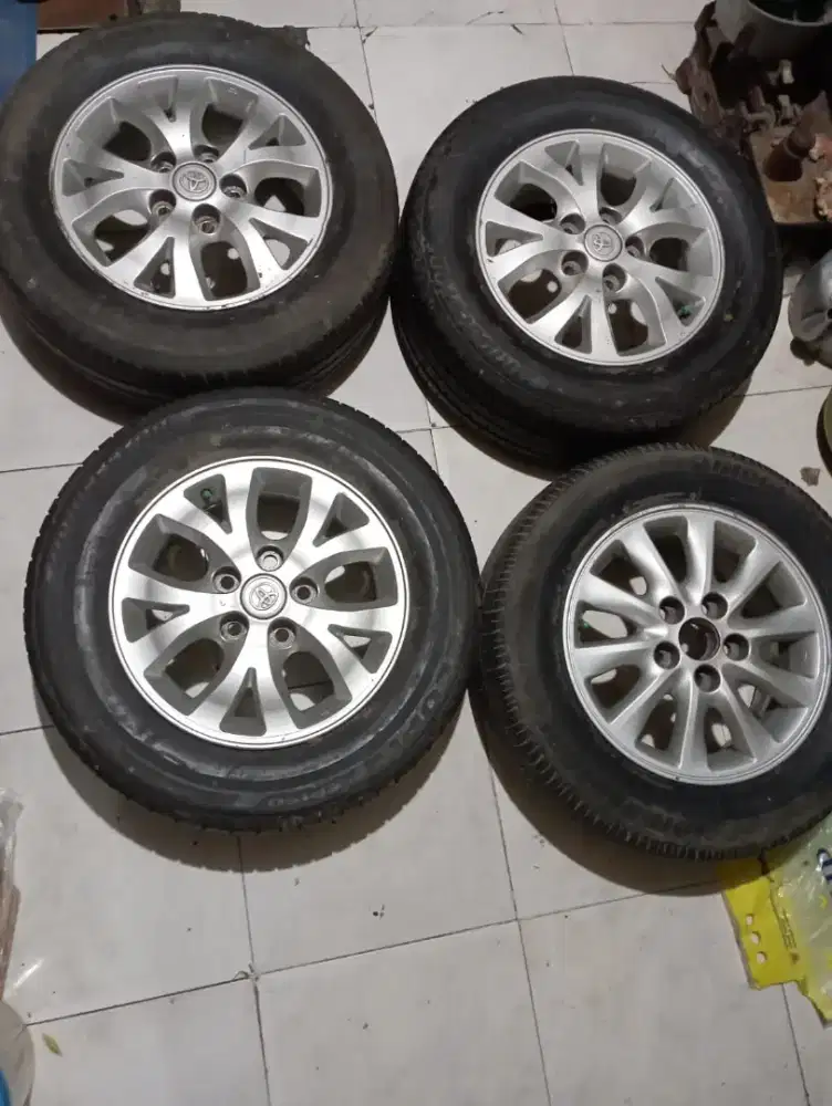 Di jual Ban brigstone R15 + velk copotan innova