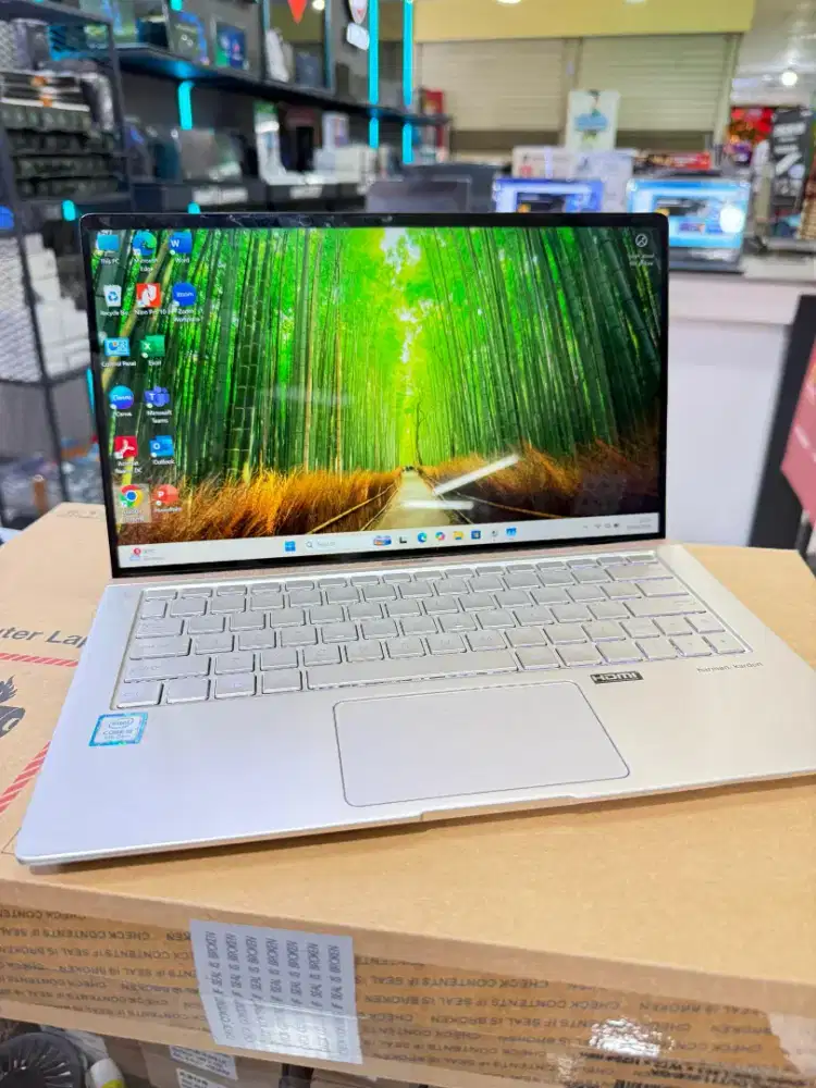 Asus zenbook Core i5 Gen 8 SSD 256 RAM 8 GB ringan elegan