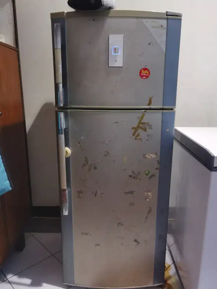 Dijual kulkas kondisi msh normal