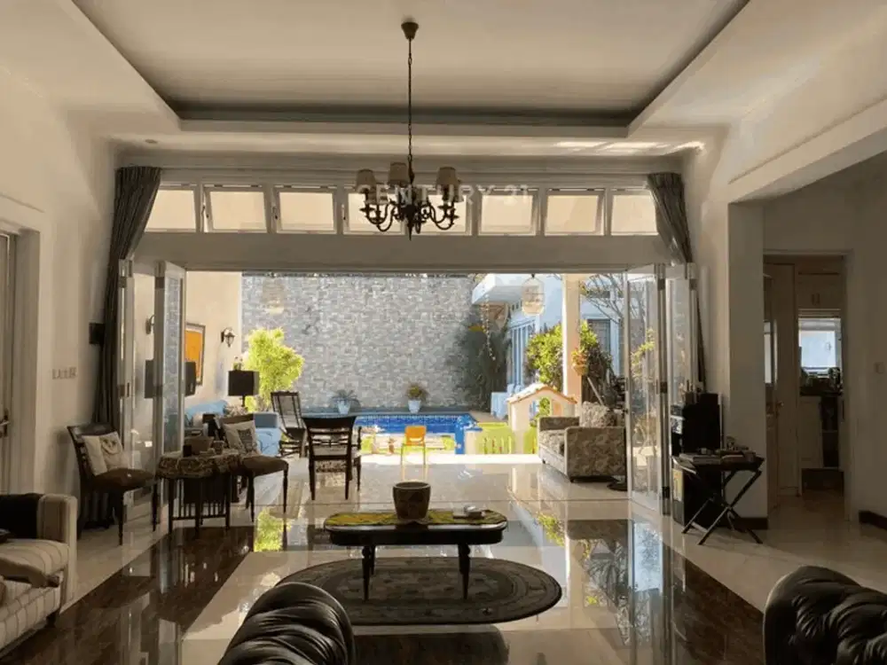 Dijual Rumah Tropis Yang Asri Dilengkapi Kolam Renang