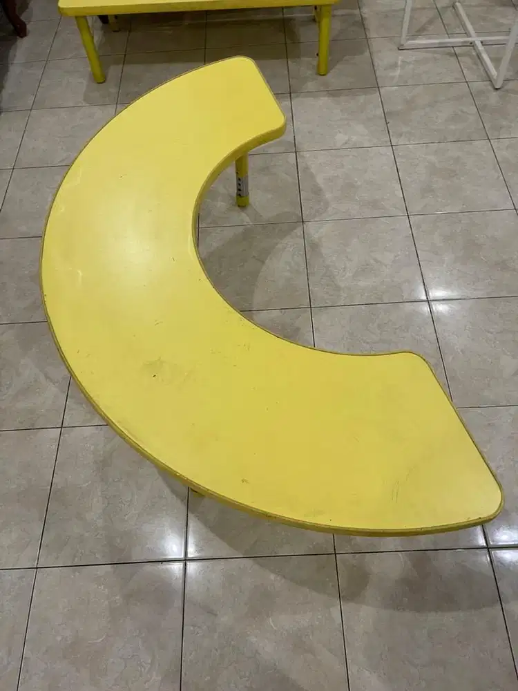 Meja Setengah Bulat Warna Kuning Informa