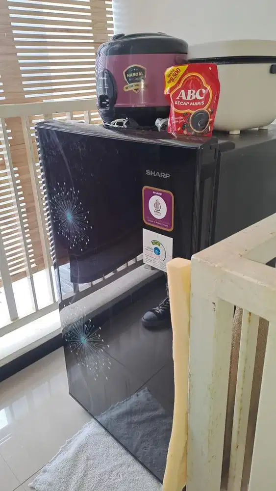 Dijual murah kulkas sharp 1 pintu masih 1 bulan