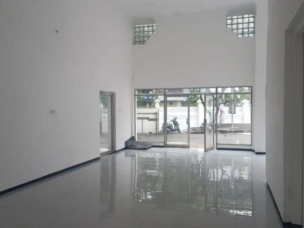 Rumah pusat kota strategis, cocok untuk Usaha / tempat tinggal / kantor di Raya Gubeng