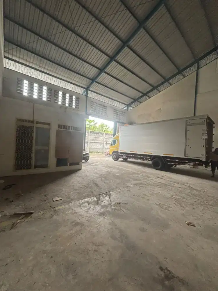 Gudang Simo dekat Margomulyo. Banyu urip. Akses kolt Diesel. No banjir