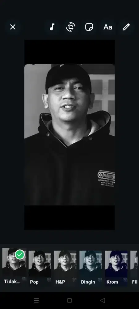 Melampirkan persyaratan