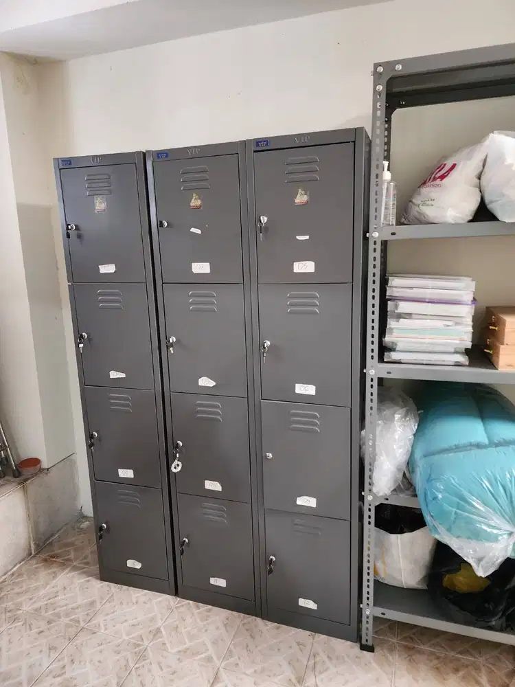 LOCKER BESI 4 PINTU KONDISI SEPERTI BARU