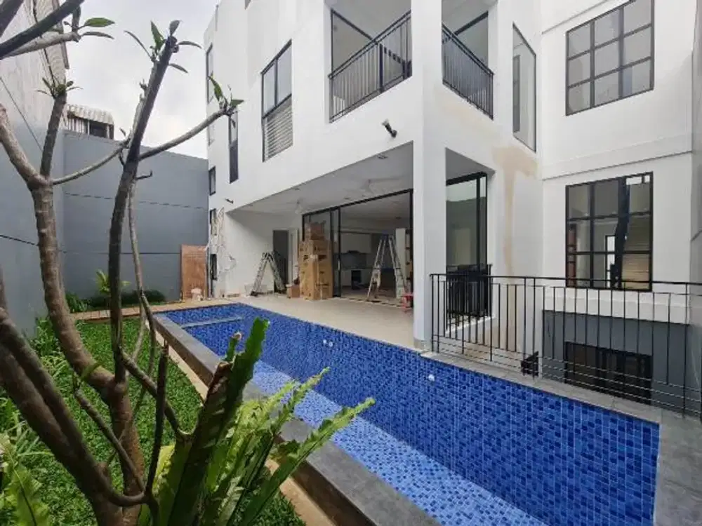 Disewa Rumah High Ceiling 3 Lantai Luas dan Cantik, Pakai Kolam Renang di Area Elite dan Tenang Jakarta Selatan