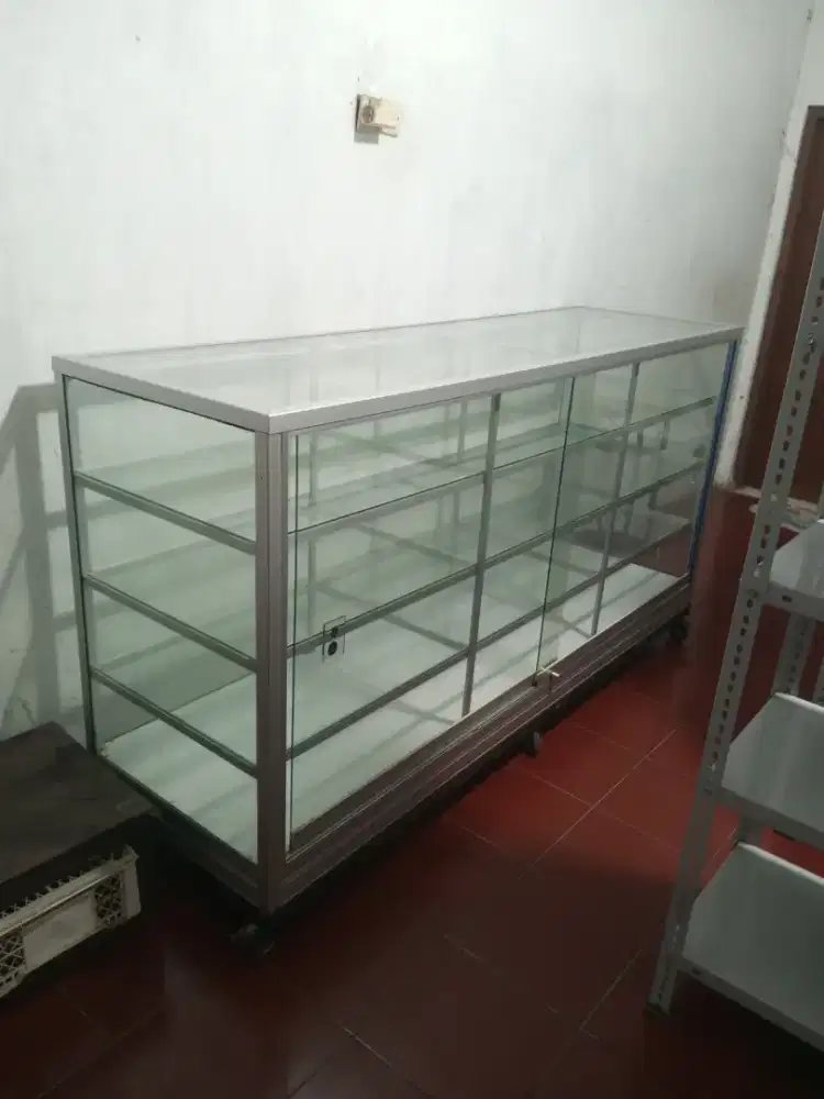 Rak etalase alumunium kaca