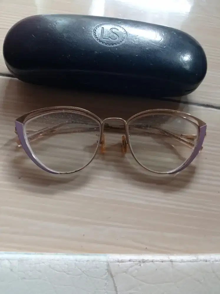 Kacamata minus wanita