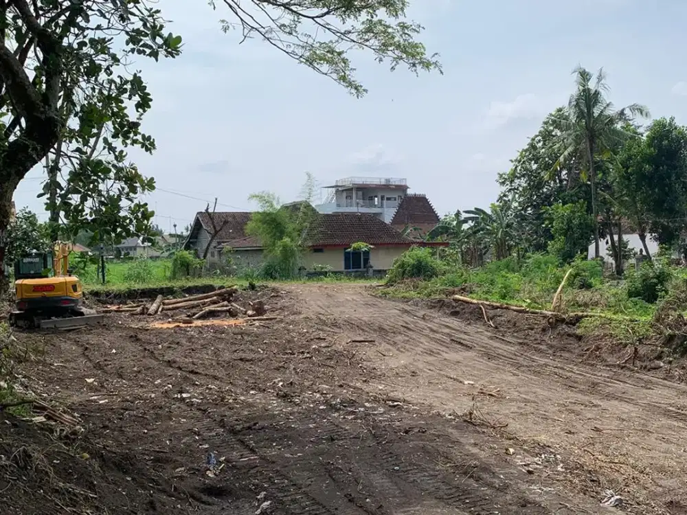 Tanah Tepi Jalan Aspal, Dekat Kantor Kelurahan Selomartani