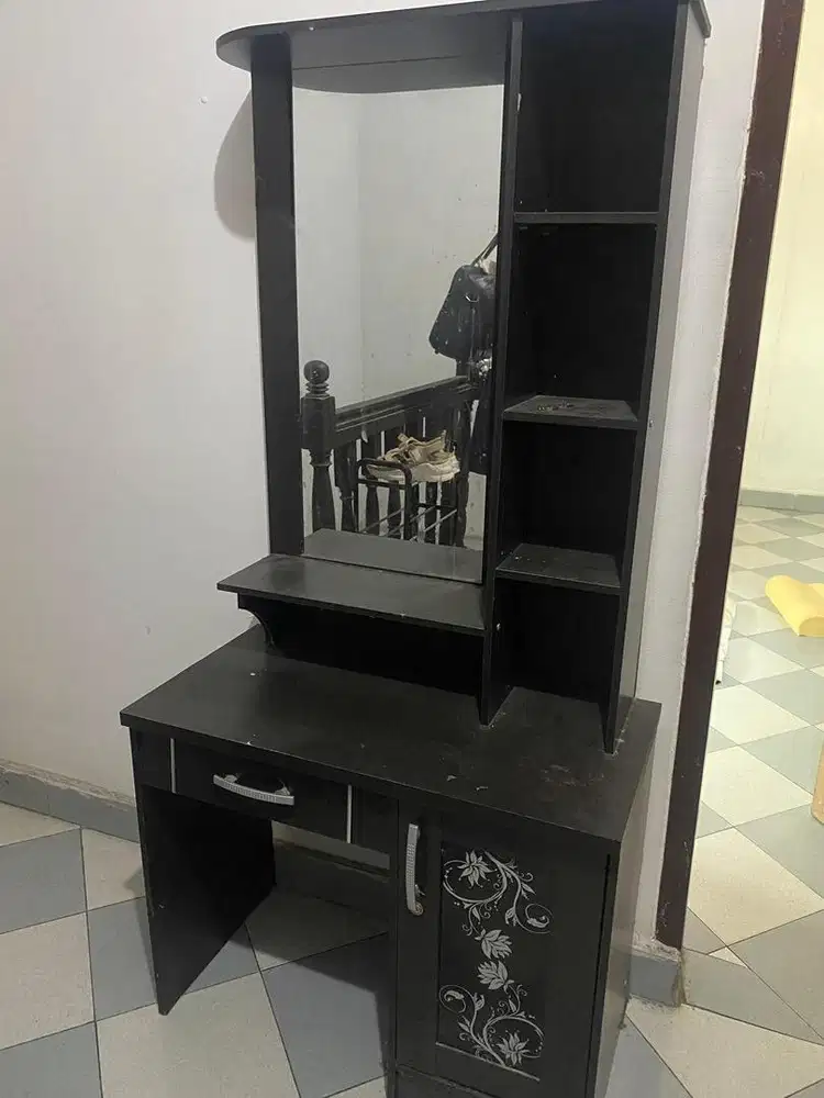 Lemari, dipan, meja cermin