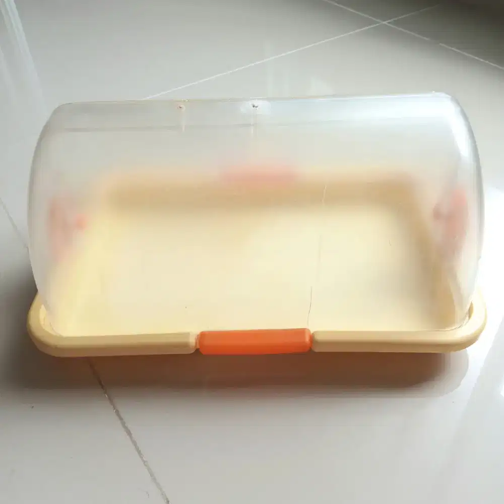 Tempat roti kue plastik tebal tertutup anti debu Claris, bekas