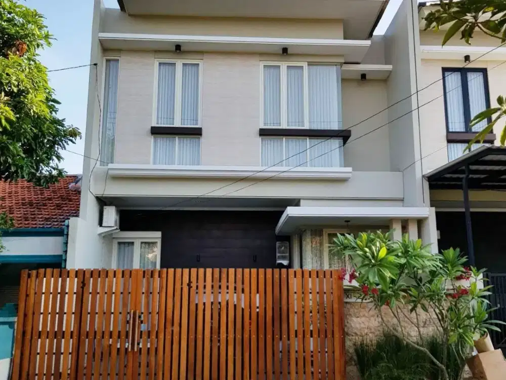 Rumah Siap Huni Rungkut Asri Barat Surabaya Pagar dari Kayu Ulin Kalimantan