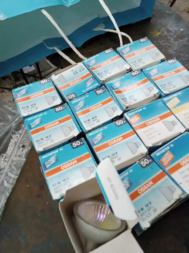 Lampu halogen 50 watt