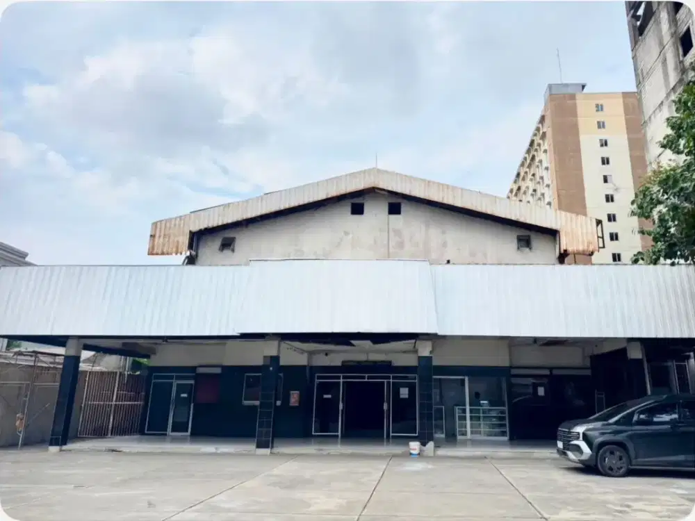 Gudang Bekas Gedung Bioskop di Rungkut Menanggal, Surabaya Timur