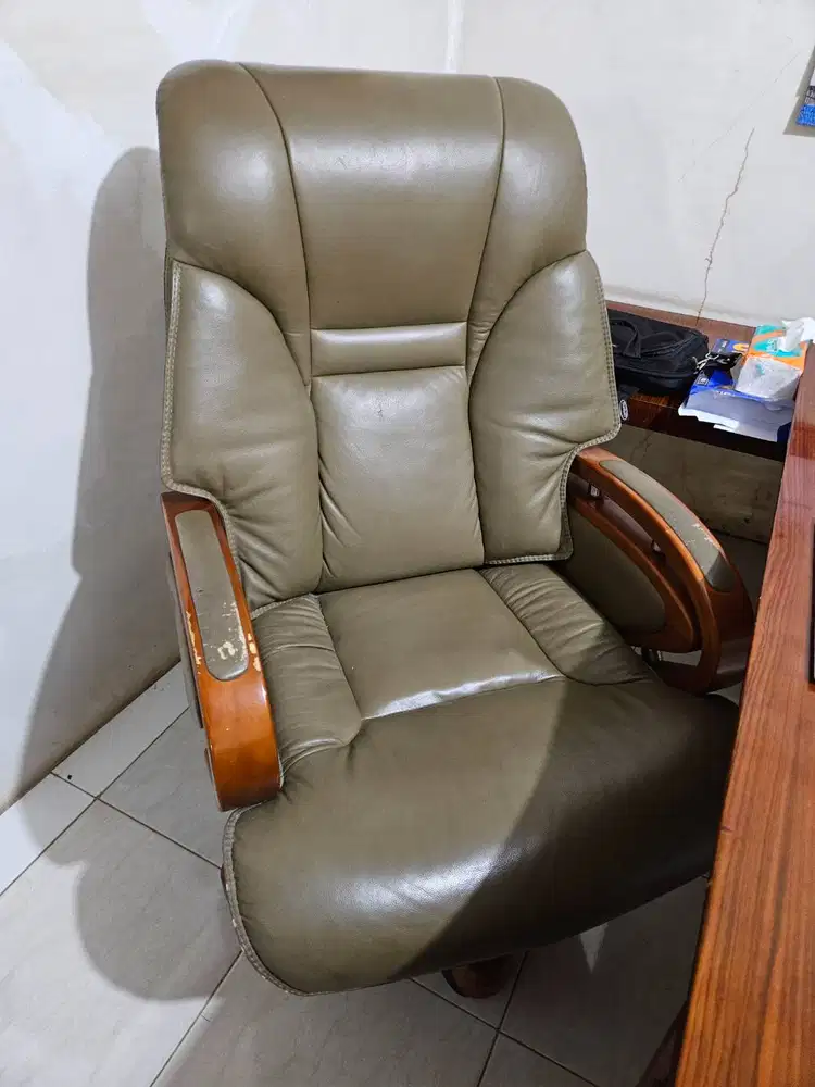 KURSI DIREKTUR KULIT ASLI INFORMA MURAH