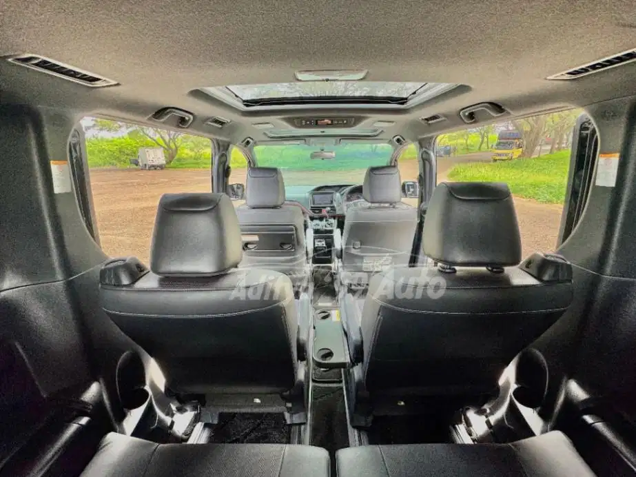 PROMO CREDIT GA PAKE DP! TOYOTA VOXY 2.0 2019/2018 AT