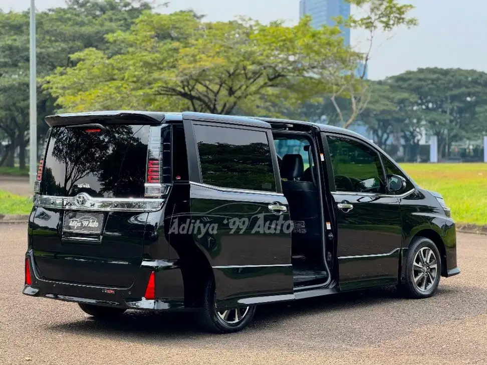 TOYOTA VOXY 2.0 2019/2018 AT TANPA DP