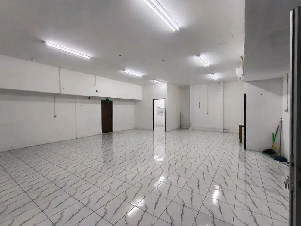 Disewakan Ruang Usaha Strategis di Area Komersial Metro Sunter Plaza di kelilingi hunian