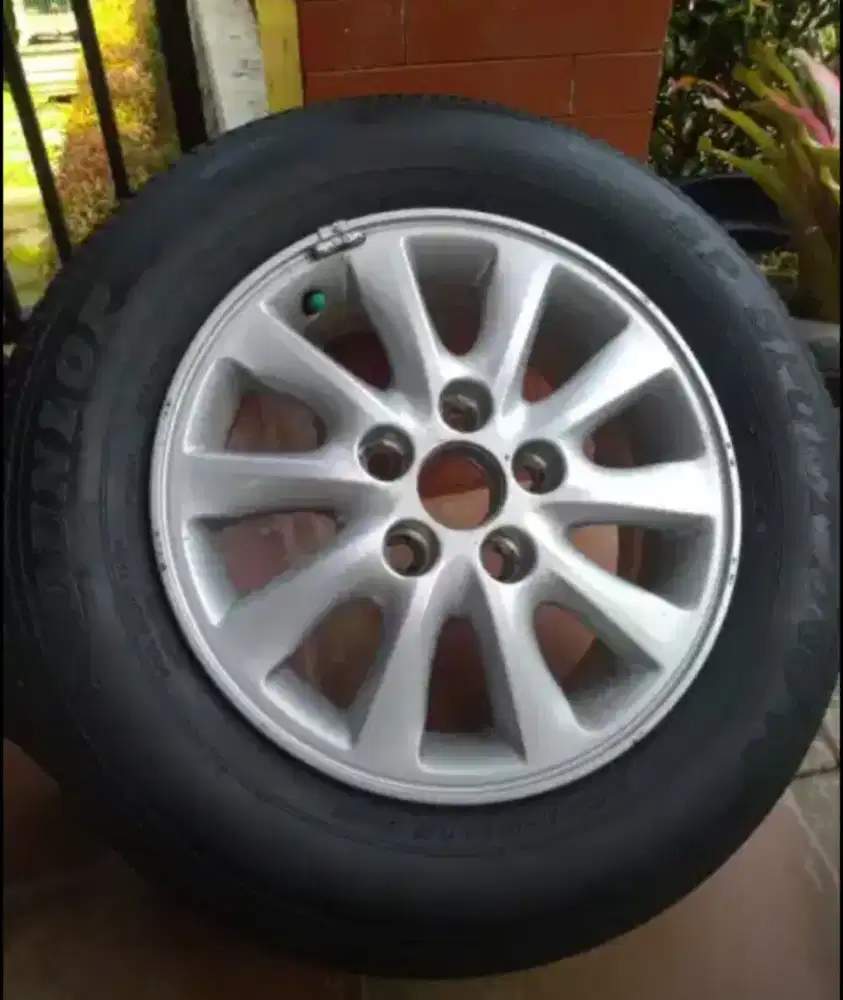Ban dan velg untuk serep innova