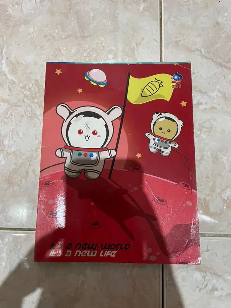 buku tulis sampul merah