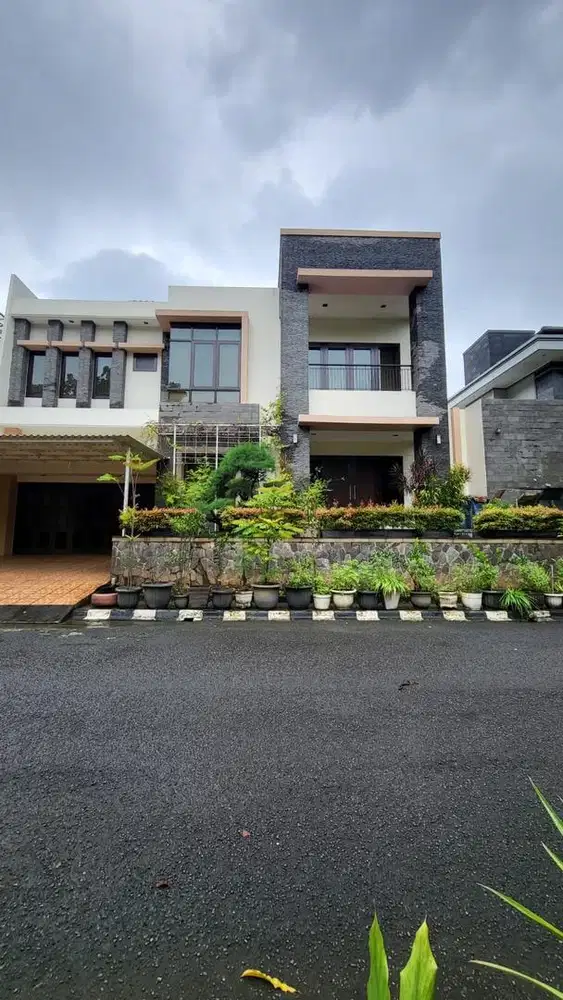 HOT SALE!!!RUMAH MEWAH SIAP HUNI LOKASI STRATEGIS ADA KOLAM RENANG