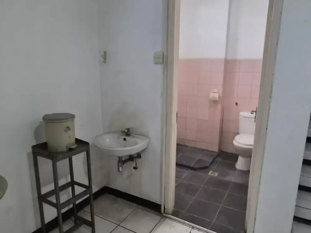 Disewakan Cepat Ruko Haji Nawi Raya, dengan 3 Lantai Semifurnished Cocok untuk Kantor, Gandaria, Jakarta Selatan