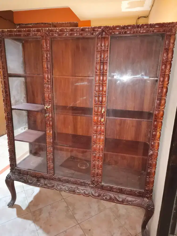 Lemari pajangan jati