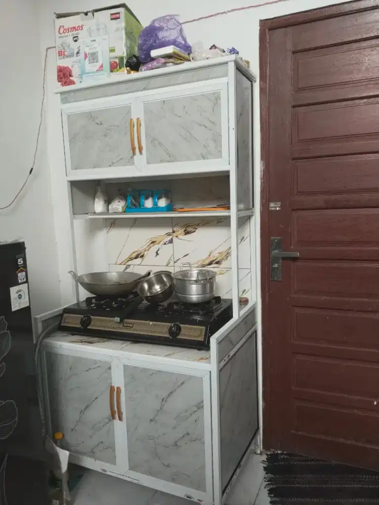 Rak atau lemari kompor