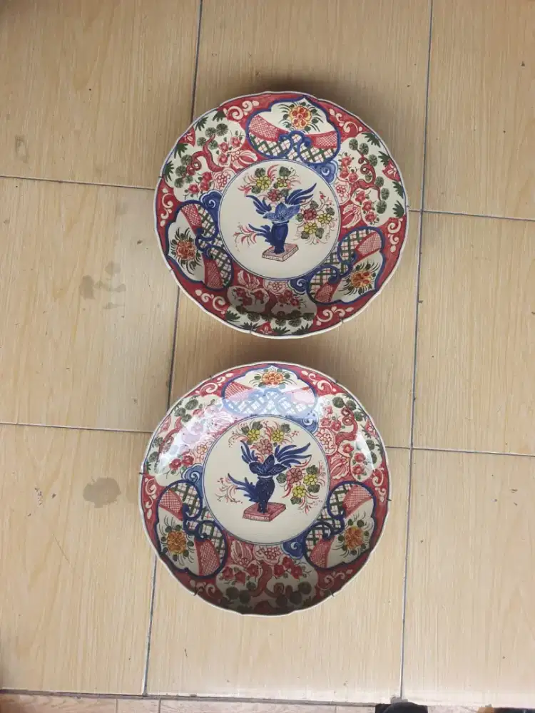 Piring pajangan antik jumbo sepasang motif bunga belandaan