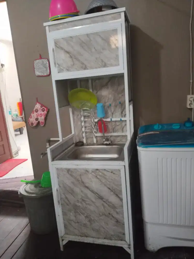 Rak atau lemari wastafel cuci piring