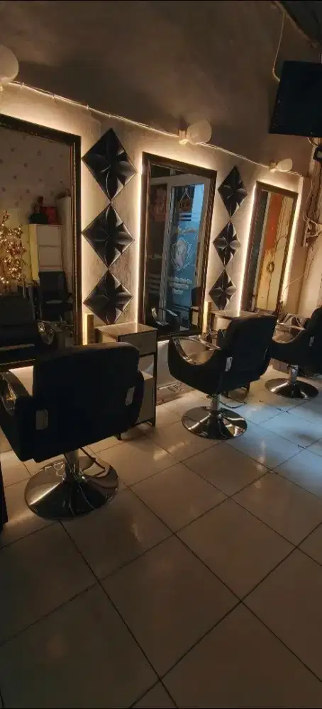 Pegawai salon berpengalaman