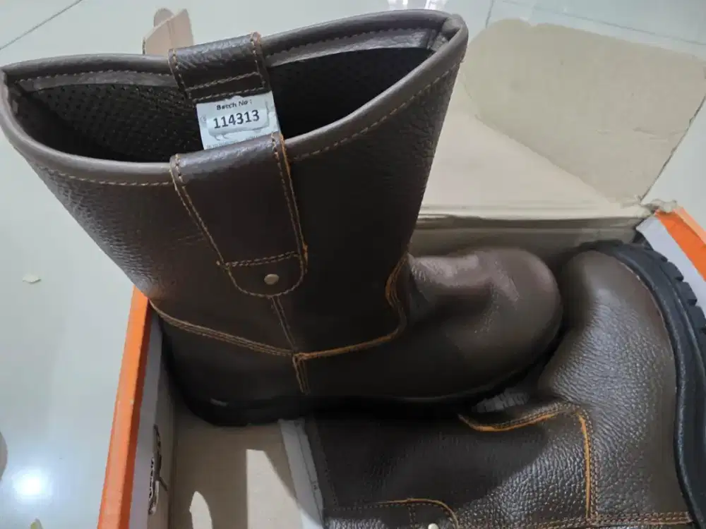 Dijual Sepatu Safety Krushers (like new)