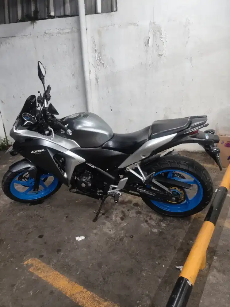 CBR 250R - 2011 - Silver ( Rare )