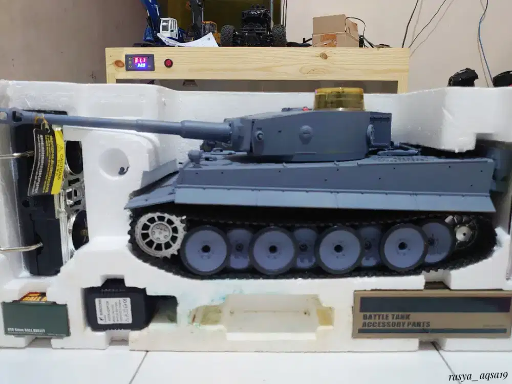 RC TANK HENG LONG TIGER 1 skaal 1:16 NOS